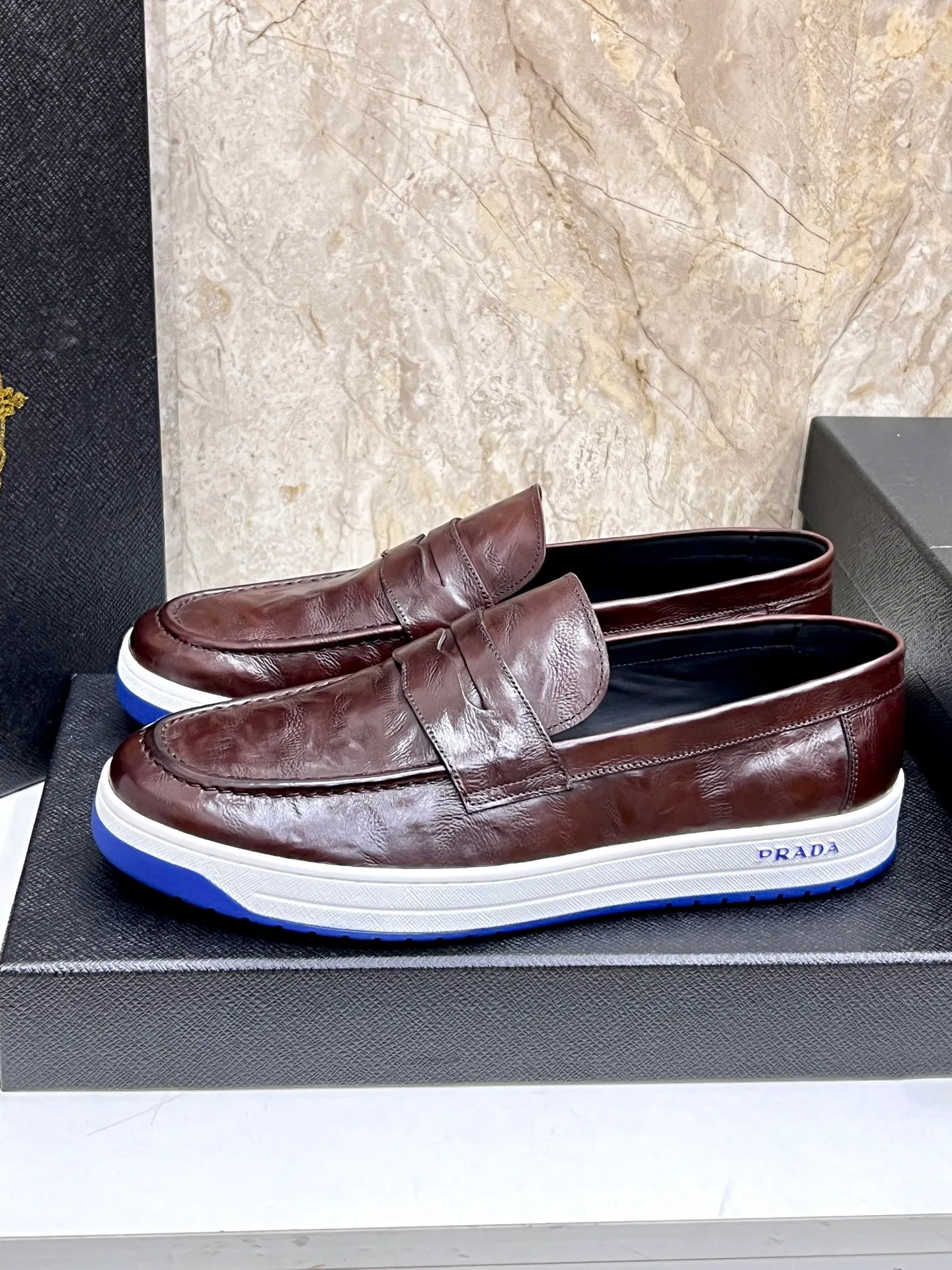 💰620 Prada classic men’s lace-up casual shoes｜Imported cowhide upper｜Layered stitching design on the upper Lightweight and breathable｜Soft and comfortable｜PRADA letters on the side｜Distinctive sporty style Showing the brand style｜Lightweight embossed rubber sole｜With cowhide foot pad lining｜Excellent foot feel Fashionable and elegant｜Size: 38-44 (customized at 45)